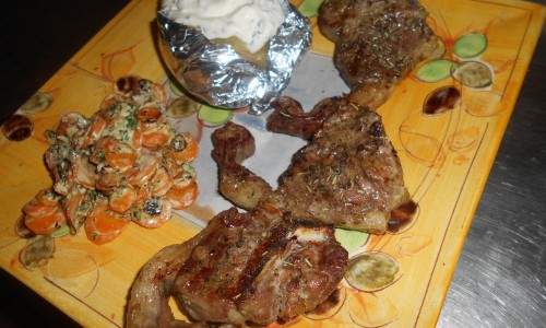 Côte d'agneau grillée aux herbes